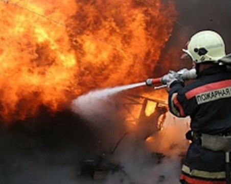 Фабрика за полиетилен пламна край Асеновград, щетите са за стотици левове