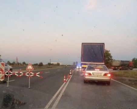 Силният вятър стовари дърво върху кола на магистралата, автомобил пък излетя от пътя
