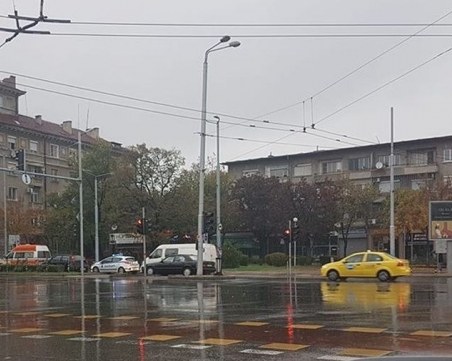 Такси блъсна дете на невралгично кръстовище в Пловдив! Избяга, за да закара клиент СНИМКИ