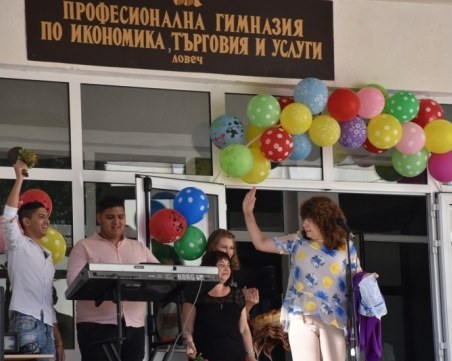 Вместо химн и тържествен звънец: Деца пеят Азис на първия учебен ден! ВИДЕО
