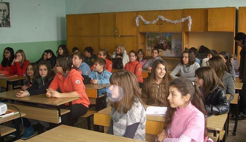 Кампания проверява знанията на пловдивски ученици по български