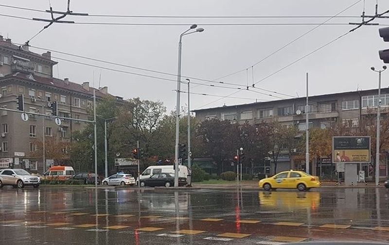 Такси блъсна дете на невралгично кръстовище в Пловдив! Избяга, за да закара клиент СНИМКИ