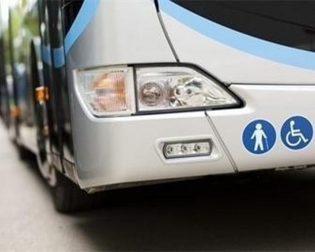 Автобус мина на червено, едва не прегази пловдивчани