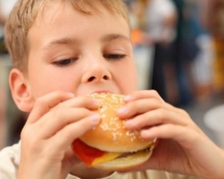 Депутатите гласуваха забрана деца да рекламират нездравословни храни