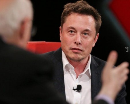 Роботът София захапа Илън Мъск в ефир