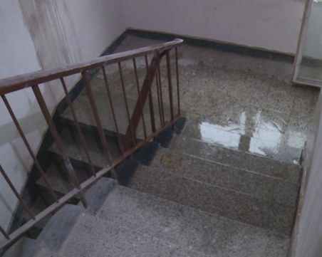 Саниран блок в Хасково протече СНИМКИ