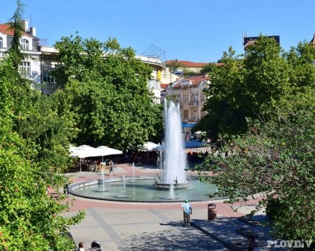 Слънце грейва над Пловдив, градусите скачат