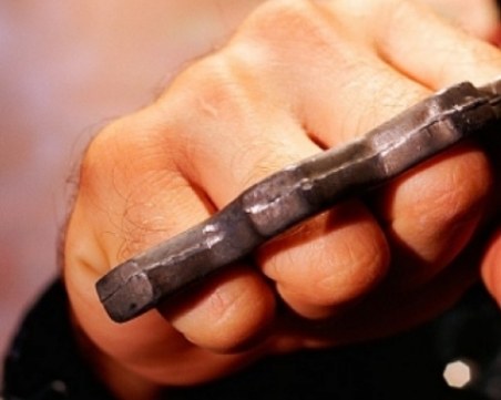 Три момичета пребиха с боксове контрольор на градския транспорт