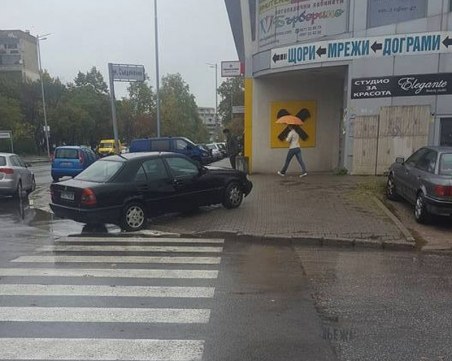 За да е по-близо до входа: Нахалник зае тротоар и блокира пешеходци в Тракия СНИМКИ