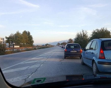 Зверско задръстване на Асеновградско, колоната от коли започва от Пловдив СНИМКА
