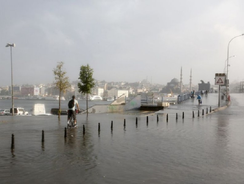 Буря предизвика хаос в Истанбул, взе жертва в Румъния