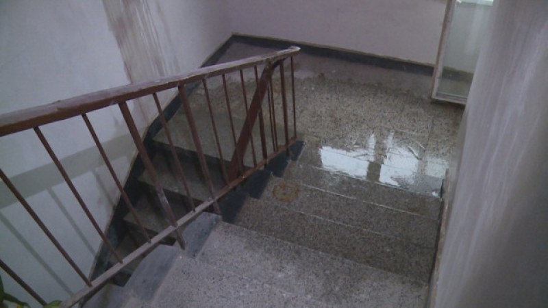 Саниран блок в Хасково протече СНИМКИ