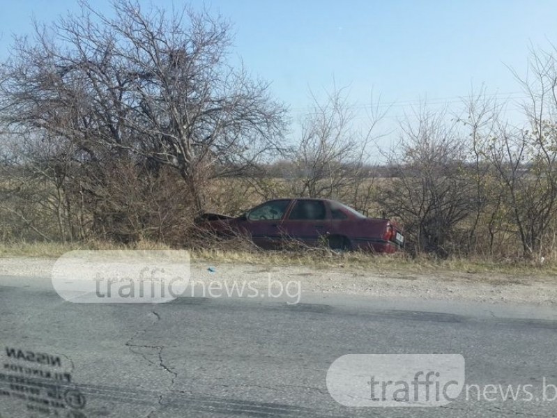 Тежка катастрофа край Пловдив! Кола се заби в канавка, шофьорът е в болница