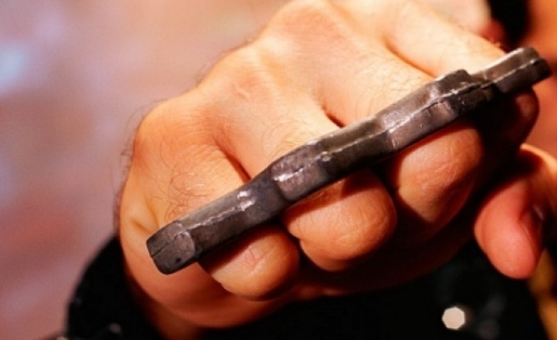 Три момичета пребиха с боксове контрольор на градския транспорт