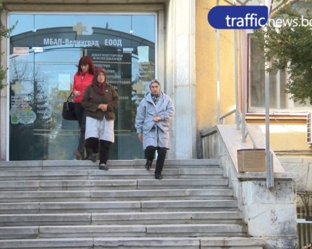 Битата съветничка, удряна като боксова круша, остава в болница ВИДЕО