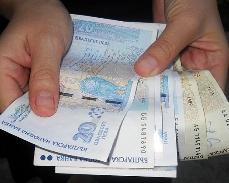 Хиляди се събират на протест с искане заплатите да скочат с поне 100 лева