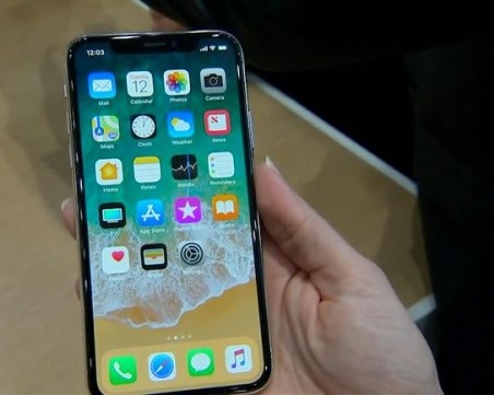 iPhone X вече е в продажба у нас, цената на телефона е над 2 бона