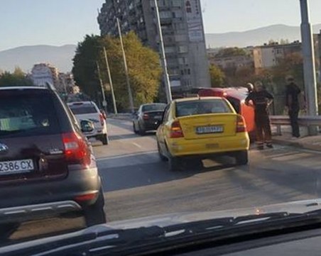 Каскада на изхода на Пловдив! Кола се преобърна на надлеза на Ален Мак СНИМКИ