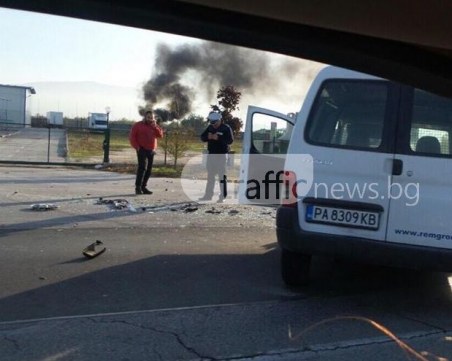 Меле на Пазарджишко! Две коли се сблъскаха, задръстването е километрично СНИМКИ