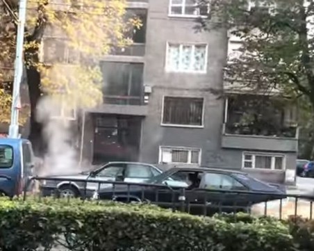 Кола пламна в центъра, трима пловдивчани помагат на шофьорката ВИДЕО