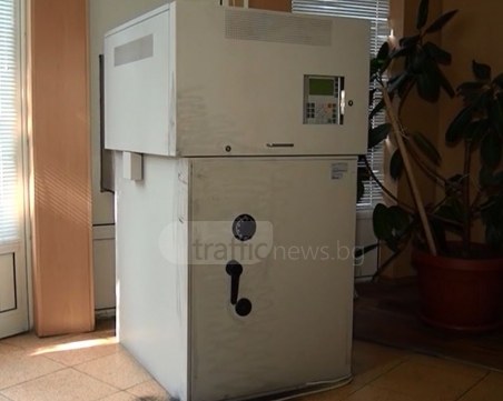 Крадци опитаха да откраднат банкомат с метален кол край Пловдив ВИДЕО