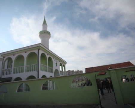 Незаконната ограда на джамия завзе тротоар, планират бутането й