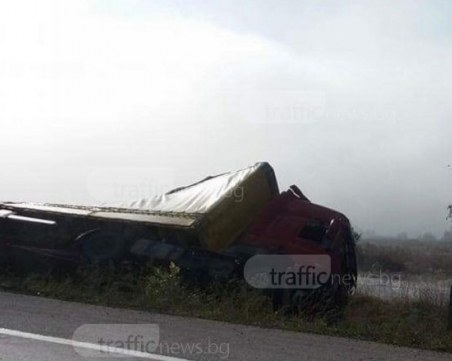 Обърналият се тир и катастрофиралите коли все още затрудняват движението на АМ 