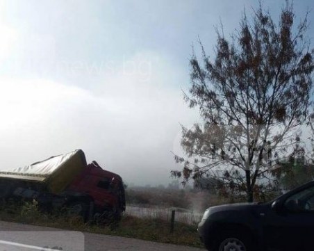 Тир с шоколад е отнесъл мантинелата на магистралата край Пловдив