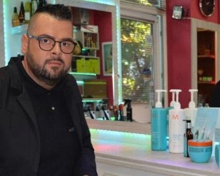 Признание за стилиста, който дарява красота на онкоболни жени