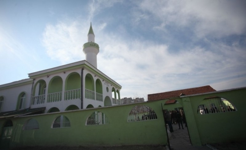 Незаконната ограда на джамия завзе тротоар, планират бутането й
