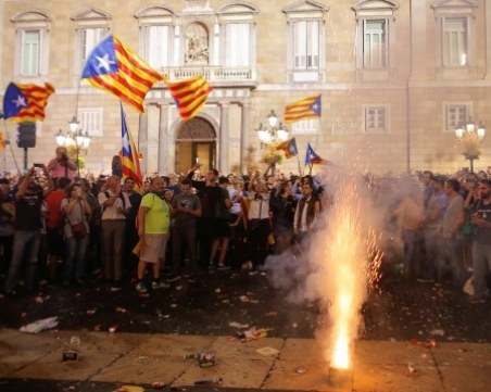 Каталуния се събуди като независима! Сблъсъци, ранени, празненства и уволнения за една нощ ВИДЕО