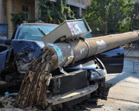 Младеж самокатастрофира, вряза се в стълб на метри от спирка