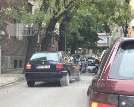 Пловдив се задръсти! Тарикати летят в насрещното, изпреварват колони от блокирани коли СНИМКИ