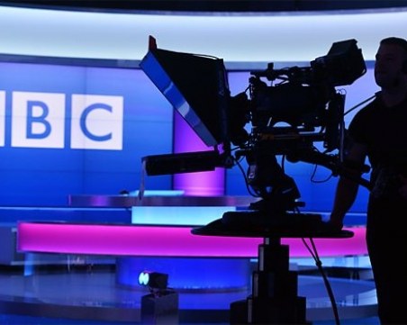 Секс скандал в британската телевизия! Служител тормозил над осем от колежките си в ВВС