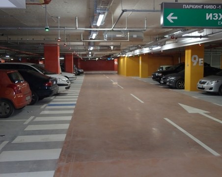 В капан: Стотици коли заклещени в подземните паркинги на мол