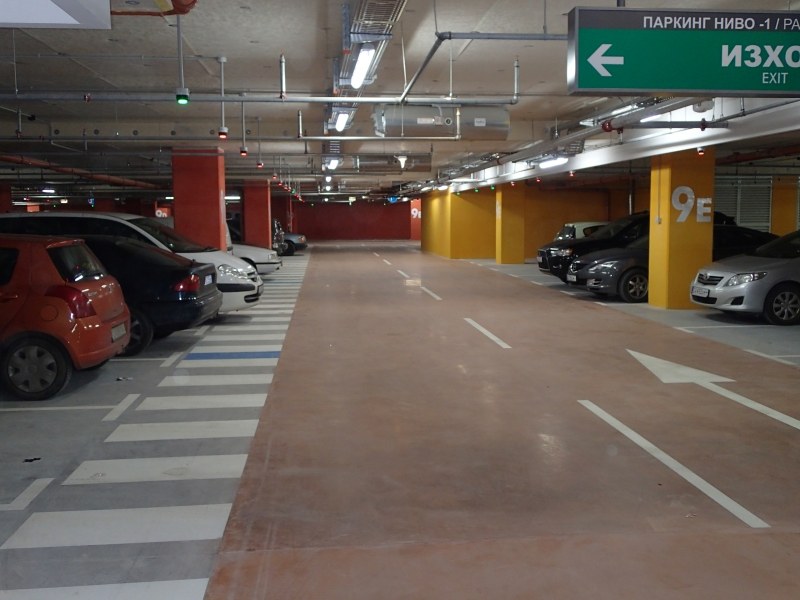 В капан: Стотици коли заклещени в подземните паркинги на мол