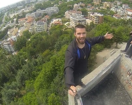 Българин, търсач на силни усещания,  смразява с екстремни селфита СНИМКИ