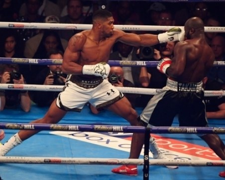 Джошуа повали камерунския лъв със спорно съдийско решение ВИДЕО