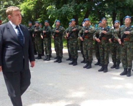 Каракачанов за летците от Графа: Предпочитам буйни пилоти, а не заспали плъхове