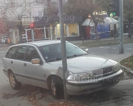 Нов удар на печален булевард в Кючука -  кола без номера се заби в светофар СНИМКИ