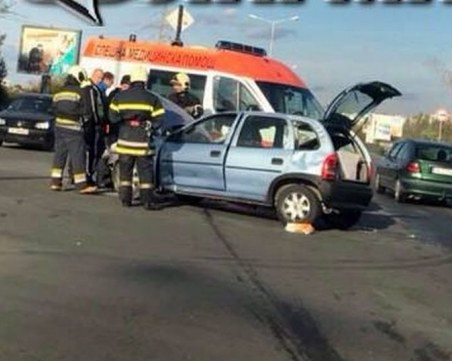 Пожарникари вадят ранени при зверски удар между две коли