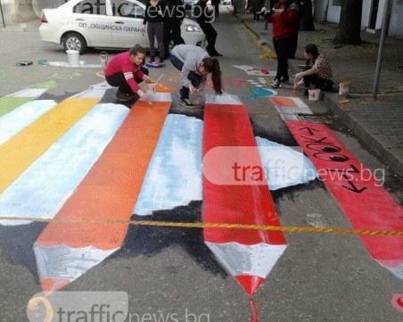 Шарена зебра грейна пред пловдивско училище СНИМКИ