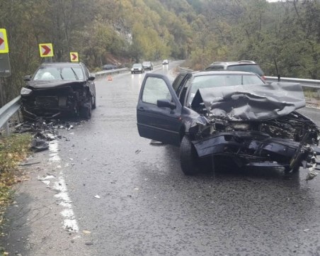 Трима души пострадаха при тежка катастрофа край Банско СНИМКА