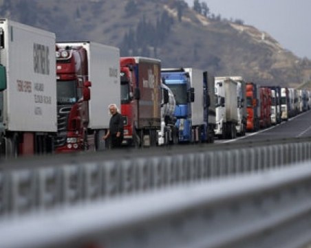 5-километрова колана от тирове блокира “Капитан Андреево“