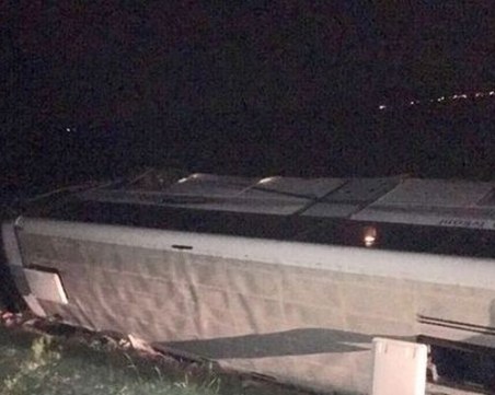 Автобус се обърна на магистрала Тракия, има ранени