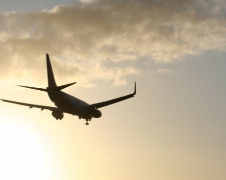 Български самолет се приземи аварийно на летището в София