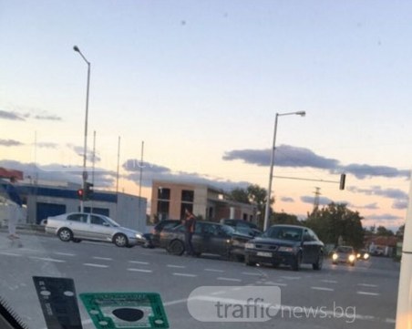 Катастрофа на Пещерско шосе, ауди стои по средата на кръстовището за Прослав СНИМКИ