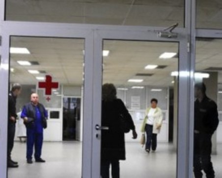 Полицаи с кучета пазят болница в Пазарджик от 300 разгневени роми ВИДЕО