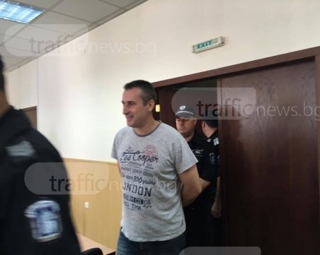 Полицаят Караджов, обвинен в убийството на родителите си, се изправя пред съда