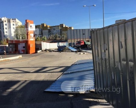 Вятърът опита да саботира ремонта на “Кауфланд“ СНИМКИ